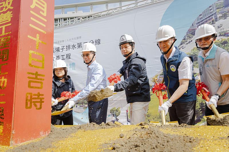 代理市長邱臣遠率領貴賓持鏟動土