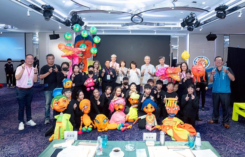 嘉義市大同國小榮獲全國偶劇比賽特優的黑光劇，在全國教育與文化科長會議開幕展演，