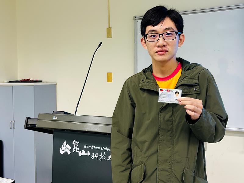 進修部二年級的凃豐造考取取得「照顧服務員單一級技術士證照」