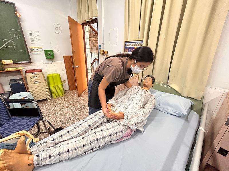 湯晏青練習術科考試項目，協助病人移位