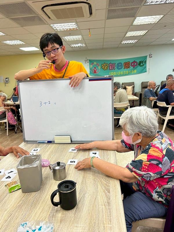 凃豐造白天在日間照顧中心上班,為長者健康促進盡心盡力