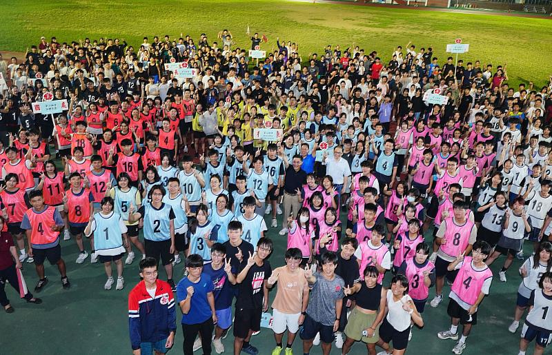 成大「混合大隊接力賽」29日進行決賽，晉級隊伍士氣高昂，於賽前大合照