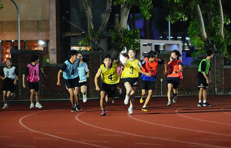 參賽者個個專注，為團隊榮譽奔跑