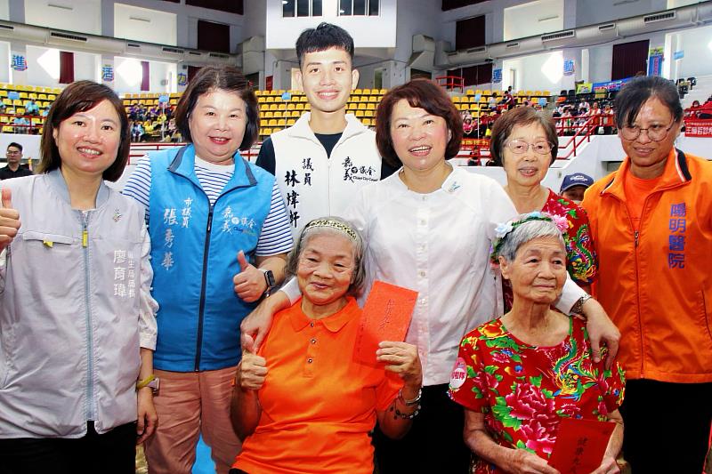 市長黃敏惠致贈呷百二紅包