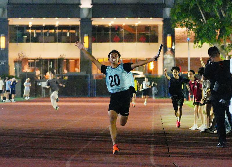 參賽者衝刺瞬間，全隊成員興奮歡呼