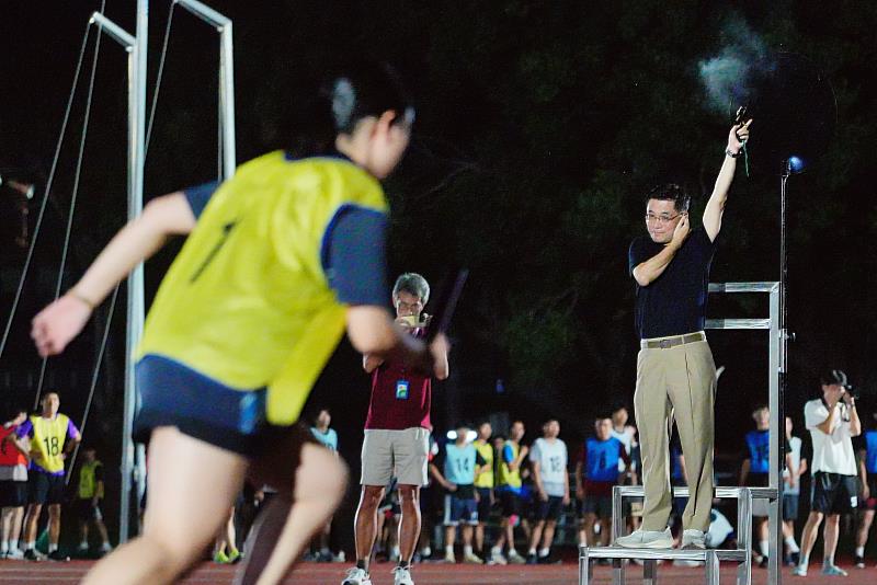 沈孟儒校長親臨決賽現場，鳴槍開跑