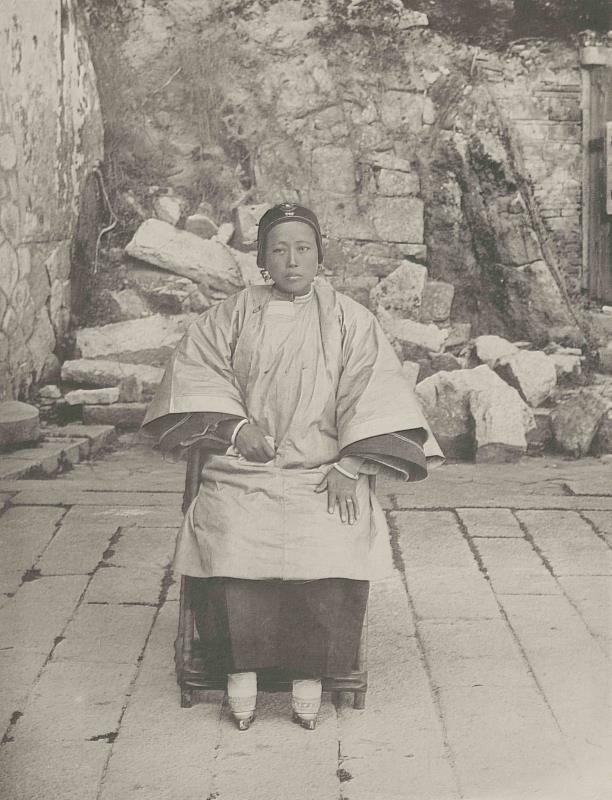 〈穿著閩南服飾的婦人〉為攝影家喬治．尤維達爾．普萊斯George　Uvedale Price所出版之《相機的犧牲者（Victims of the Camera，1897）》一書內之攝影作品。