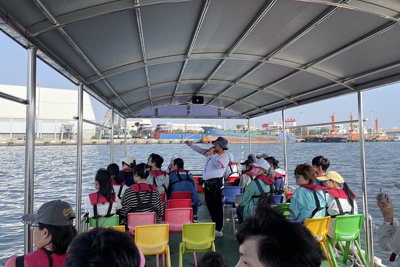 導覽員向南大同學介紹紅樹林環境功能與港區特色，學生透過實地觀察深化對海洋生態的理解。