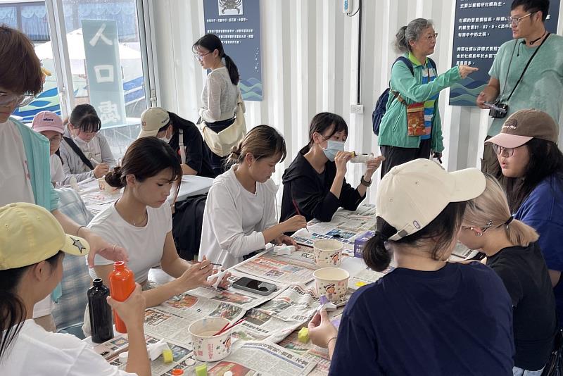 講師指導南大同學進行擴香石繪畫創作,學生以豐富色彩與想像力呈現個人風格,感受手作藝術的樂趣。