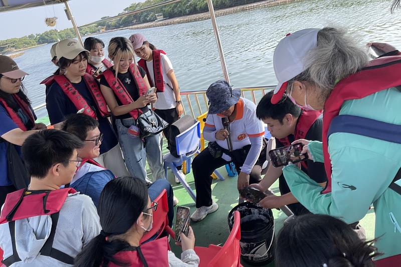 南大師生搭乘觀光船進行紅樹林生態導覽，近距離觀察河口生態與海洋生物，體驗自然與人文交織的濱海景觀。