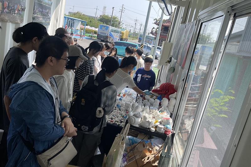 南大創新育成中心帶領學生前往臺南四鯤鯓「海口人生工作室」,展開以海洋文化與地方創意為主題的體驗學習活動。