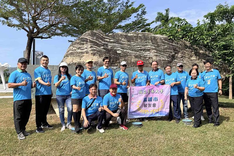 高雄市校友會成員身著印有「NUTN」字樣的藍色紀念衫，齊聲祝賀母校127週年校慶。