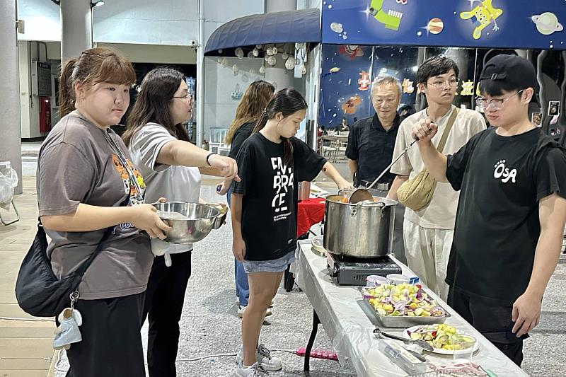 學生們親手烹調並介紹家鄉料理，透過分享味道與故事，展現亞洲飲食文化的多樣風貌。