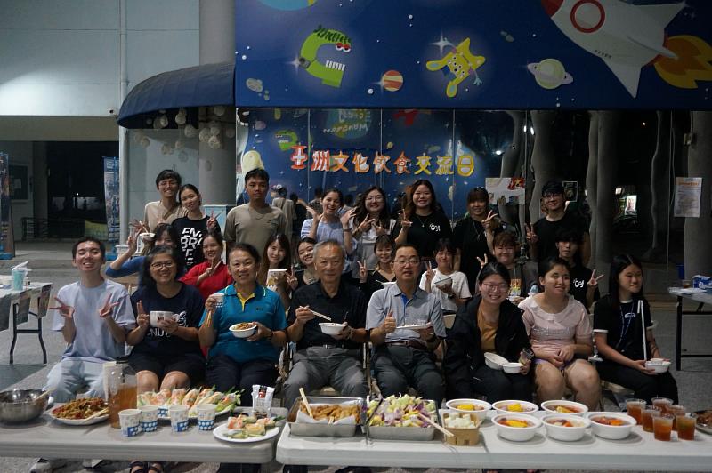 南大師生齊聚「亞洲飲食文化交流活動」，學生親手準備各國家鄉料理，展現多元飲食文化的魅力。