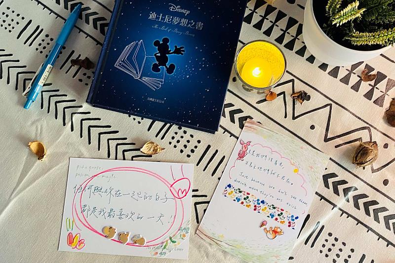 參與者以多樣藝術媒材創作屬於自己的「療癒金句」小卡，展現個人創意與內在能量。