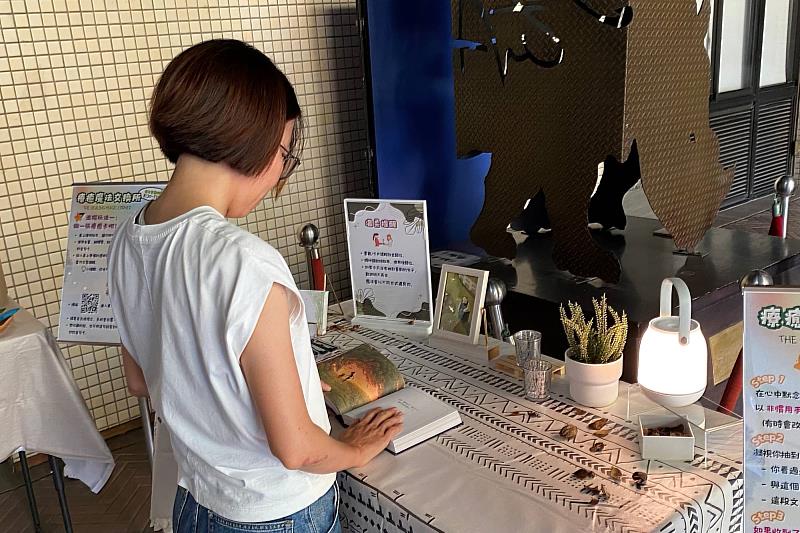 南大心理師引導師生透過動畫角色語錄與牌卡文字，發現自身力量與情感連結。