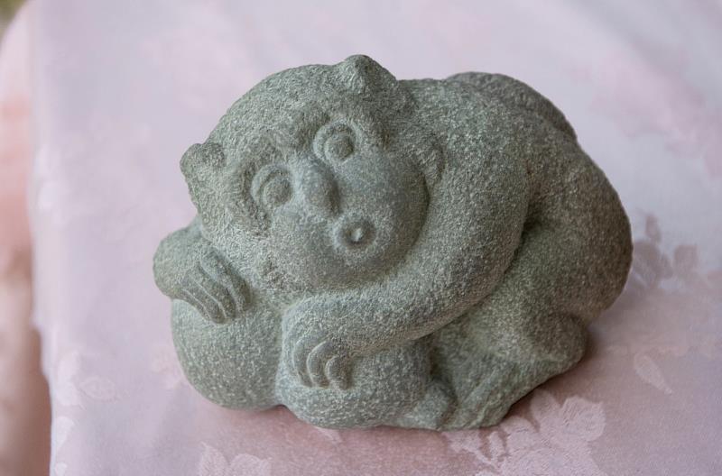 看似不起眼、平淡無奇的石頭經過素人藝師的巧手打造，蛻變成活靈活現的石猴樣貌。