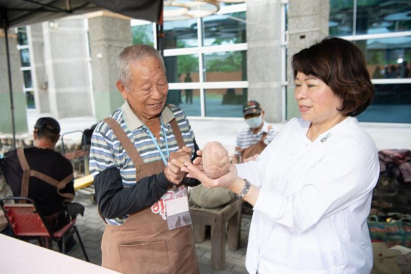 素人藝術家陳壬癸藝師（左）與黃敏惠市長（右）分享石材挑選的經驗及打造的樂趣。