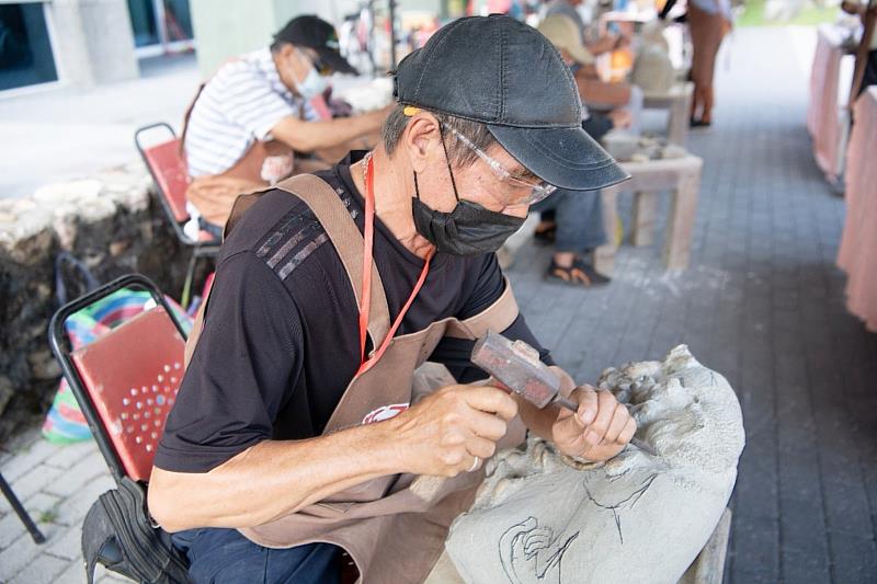 素人藝師全程手工雕刻，不使用電動機器，展現精湛的工藝技術。