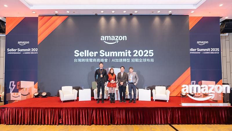 台灣跨境電商高峰會「大師引路」講者合影，華夏玻璃執行長廖冠傑（左起）、台灣數位企業總會執行長王怡雯、台北市進出口商業同業公會副秘書長蔡順達、數位時代總編輯王志仁