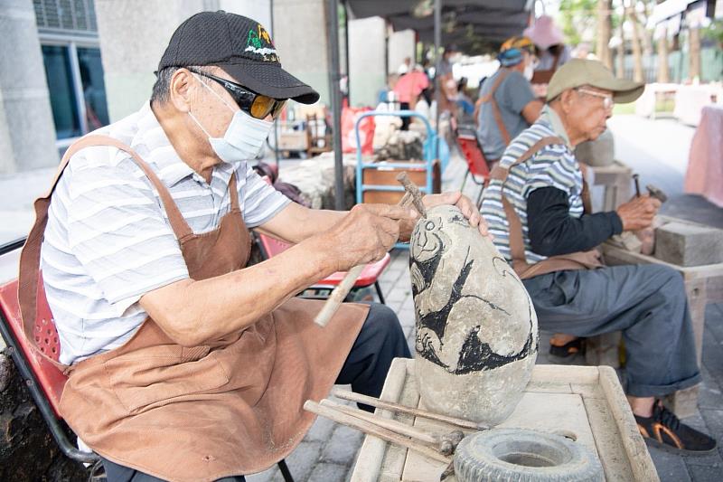 石猴的雕刻，經由石材挑選、靈感發想、初步構圖及精心敲打才能完成一件獨一無二的作品。