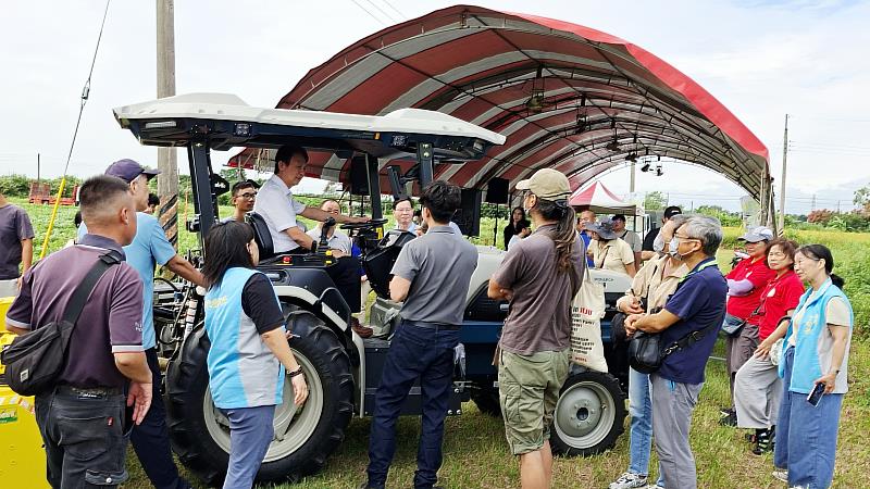 江文德院長試乘電動曳引機與學員一同聽取解說以了解其功能與特性。