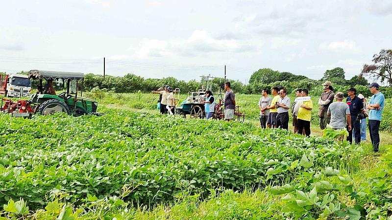 學員現場實地觀摩有機大豆栽培採曳引機附掛三行式中耕機具除草實作情形。