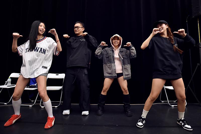 Fubon Angels隨《Go Stronger》節奏教跳經典「32撞」，艾薇舞感出眾、節奏精準；卓義峯邊笑邊學，自嘲「我這根本是在做復健吧！」現場笑聲不斷。