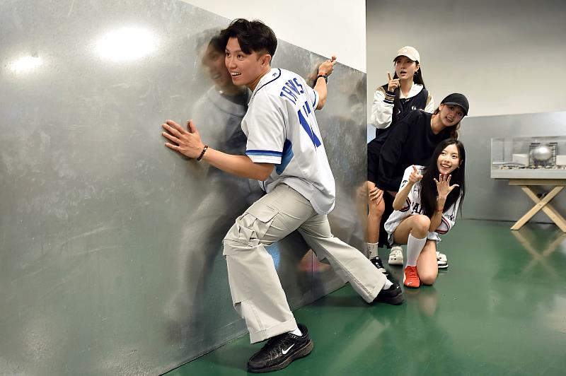 富邦啦啦隊團長Travis（崔維斯）化身「心語碼觀察員」，率領Fubon Angels成員南珉貞（台妹小南）、潔米、沁沁突襲練團彩排。