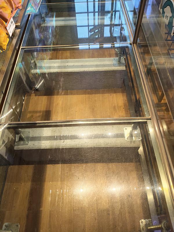 將軍府商家特地保留日式建築架高的石柱並做成玻璃橋，讓遊客可以窺探古時建築的構造。