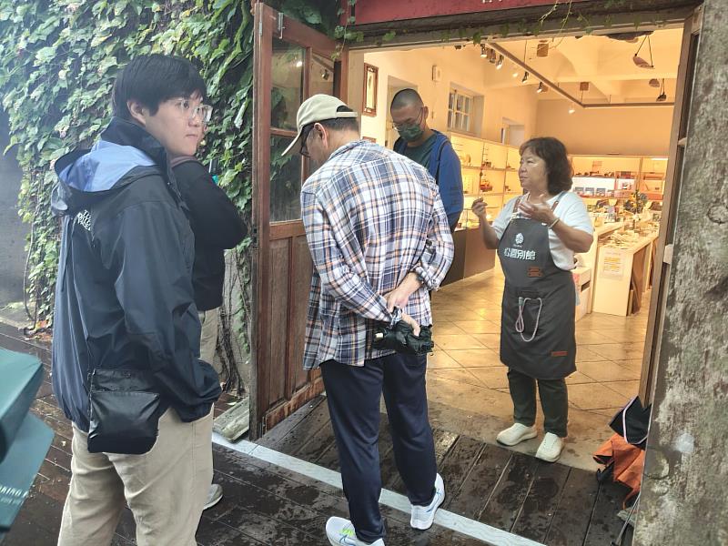 老師帶領學生訪問松園別館，工作人員很認真地介紹建築物的由來與前世今生。