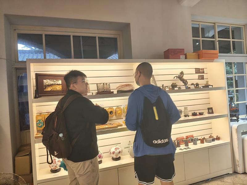 學生在松園別館商品店觀察販售商品，並進行想法交流討論。