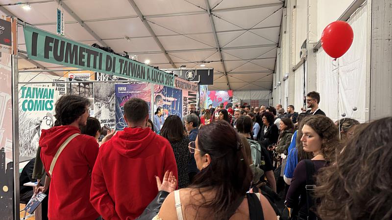 臺灣館開幕派對出席踴躍，一度導致現場動線壅塞。（駐義大利代表處文化組提供）