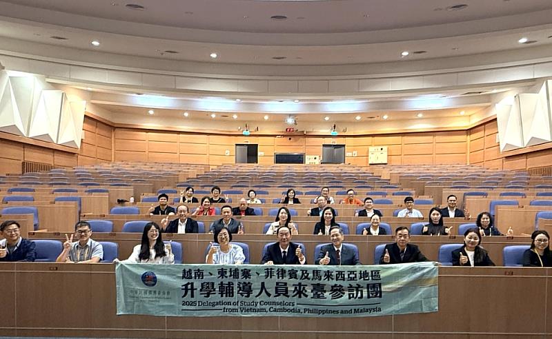 東南亞升學輔導人員參訪國立勤益科大合影