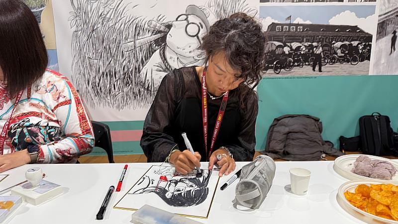 漫畫家YaYa正為排隊粉絲現場簽繪。（駐義大利代表處文化組提供）