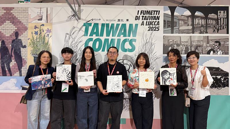 駐義文化組長鄧美容（左起）、漫畫家阿寶灰灰、劉倩帆、周見信、游珮芸、YaYa、大塊文化執行策展人林怡君等臺灣館參展團隊開幕派對後合影。（駐義大利代表處文化組提供）