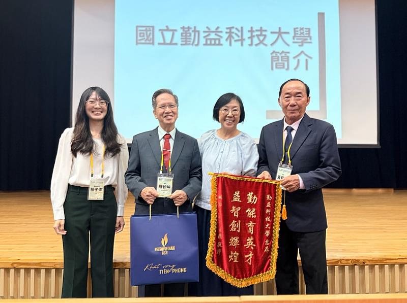 團員楊子潔女士(左起)、胡市越中華語中心羅松坤校長、 勤益國際事務處胡志佳處長與越南同奈省平祿華語中心董事長黃至菊先生合影