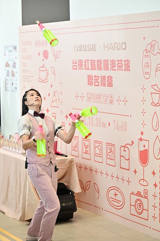 台東紅烏龍攜手HARIO推出酒瓶冷泡茶壺聯名禮盒