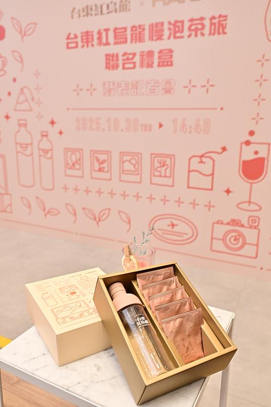 台東紅烏龍攜手HARIO推出酒瓶冷泡茶壺聯名禮盒