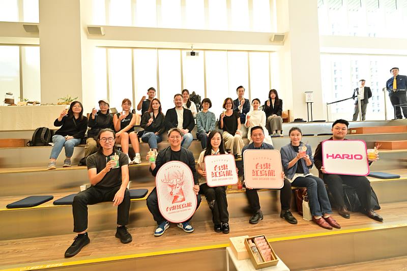 台東紅烏龍攜手HARIO推出酒瓶冷泡茶壺聯名禮盒