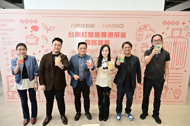 台東紅烏龍攜手HARIO推出酒瓶冷泡茶壺聯名禮盒