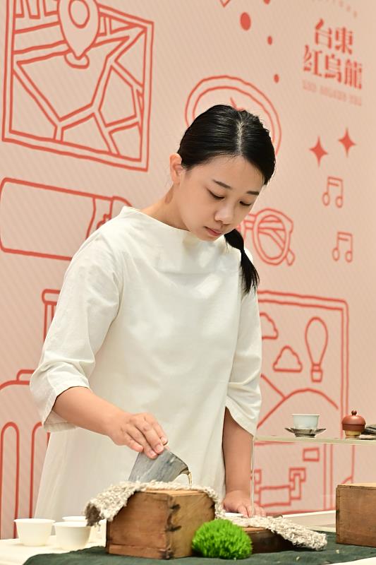 台東紅烏龍攜手HARIO推出酒瓶冷泡茶壺聯名禮盒