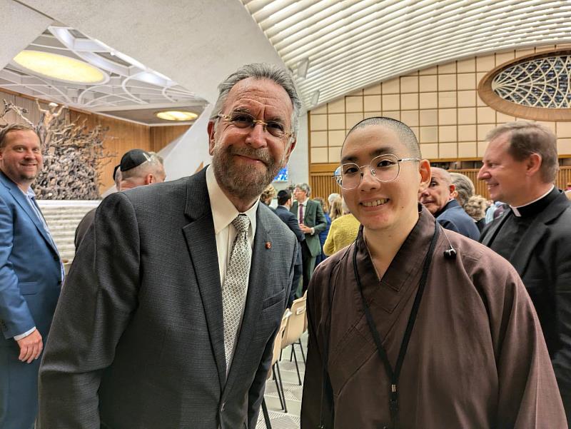 美國猶太人協會（AJC）國際宗教間事務總監拉比大衛•羅森（Rabbi David Rosen KSG CBE，左）與世界宗教博物館發展基金會執行長室主任寶屹法師（右）於活動期間敘舊。（圖由世界宗教博物館提供）