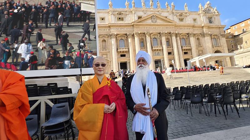 錫克教精神長老莫欣德•辛格•阿魯瓦利亞(Bhai Sahib Bhai Mohinder Singh Ahluwalia OBE KSG,右)與顯月法師(左)會後在聖彼德大教堂前合影。(圖由世界宗教博物館提供)