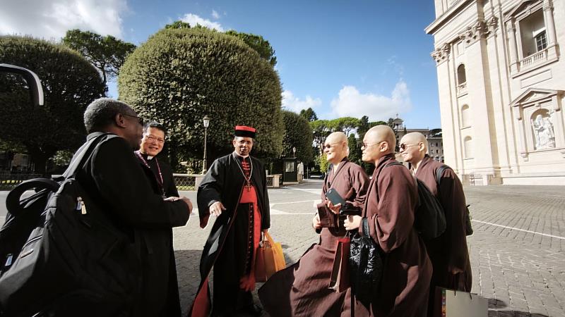聖座宗教交談部部長科瓦卡德(Cardinal George Jacob Koovakad,左3)與教廷跨宗教對話部副秘書長鮑霖神父(Fr. Paulin Kubuya,左1),跟世界宗教博物館發展基金會執行長顯月法師(右3)代表團送行。(圖由世界宗教博物館提供)