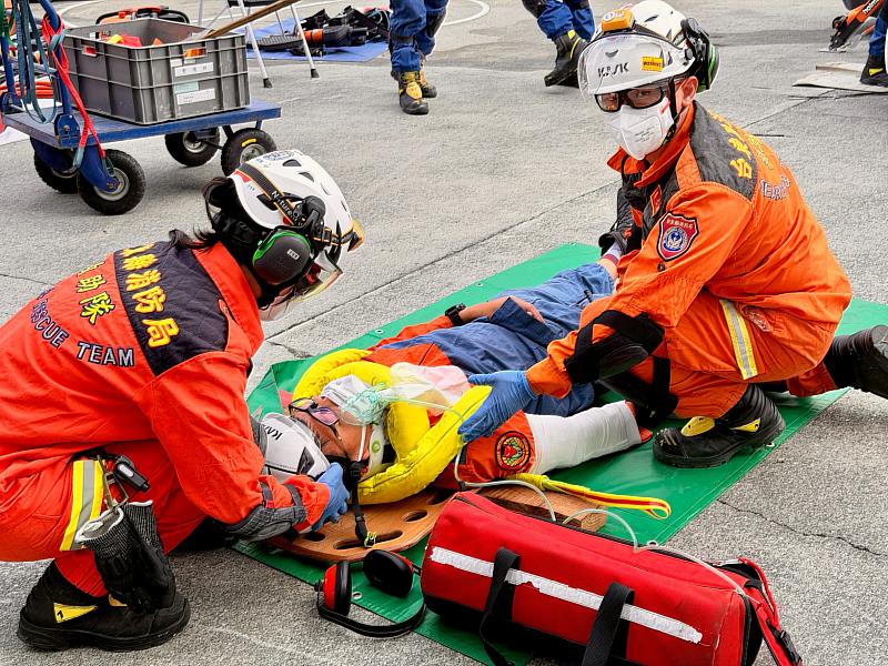 臺澳消防英雄齊聚臺東 深化山域車禍救援技術