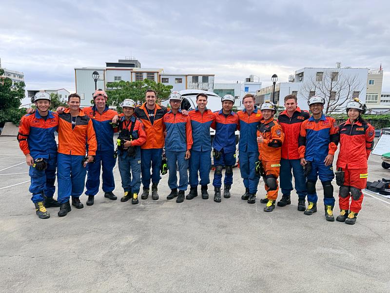 臺澳消防英雄齊聚臺東 深化山域車禍救援技術