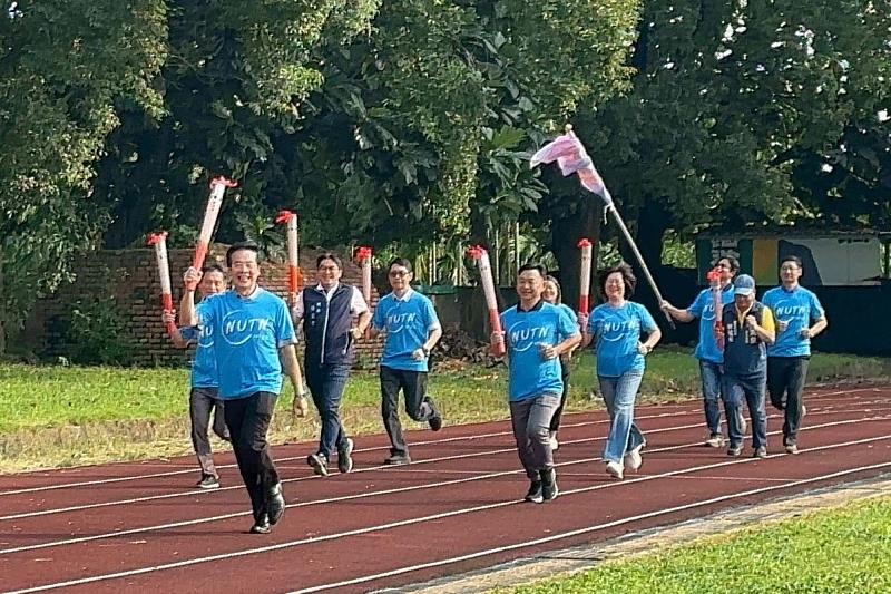 由屏東縣校友會理事長陳世聰帶領火炬傳遞，象徵南大精神在南國土地上持續延展。