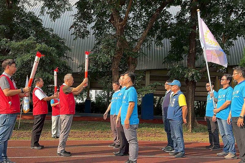 南大校友總會吳東林理事長將聖火傳遞予屏東縣校友會理事長陳世聰，象徵南大精神的延續與傳承。