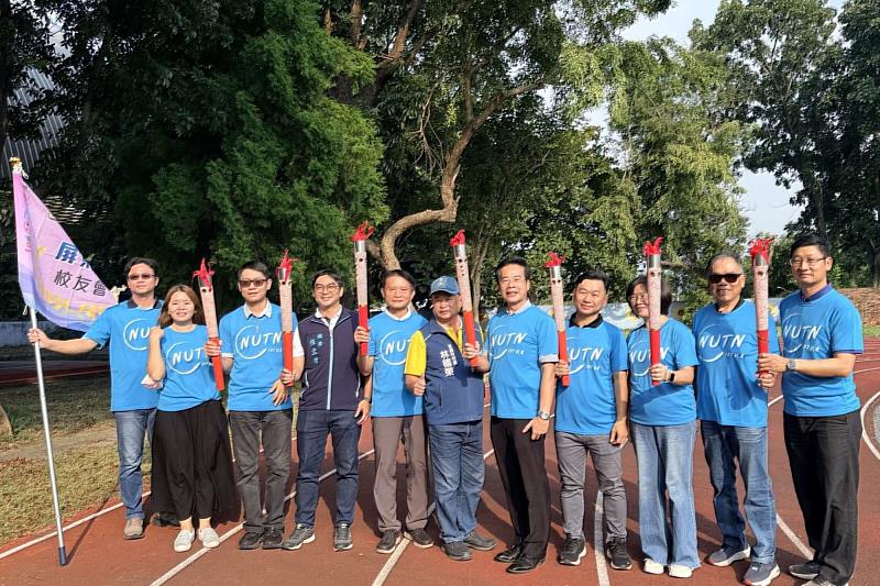 南大屏東縣校友會成員齊聚佳冬，萬建村村長林國榮到場參與聖火環臺屏東站活動，體現南大與地方共榮的情誼。